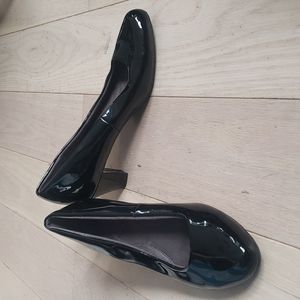 Aerosole Black Patent Leather Heels size 8